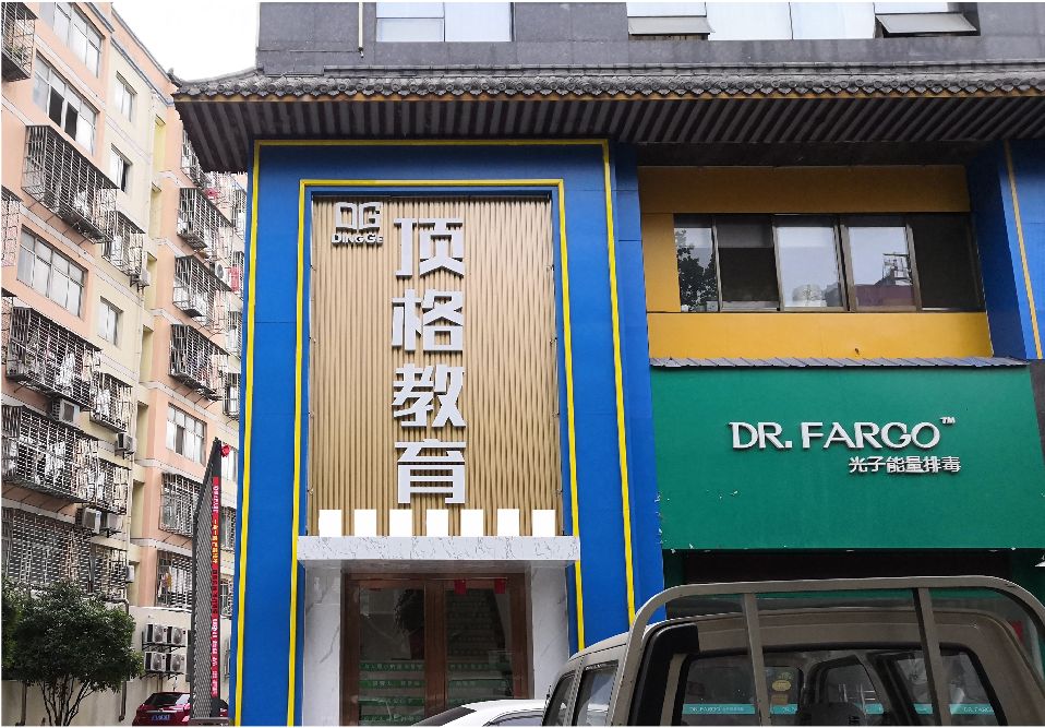 凤凰门头设计要符合门店特色。