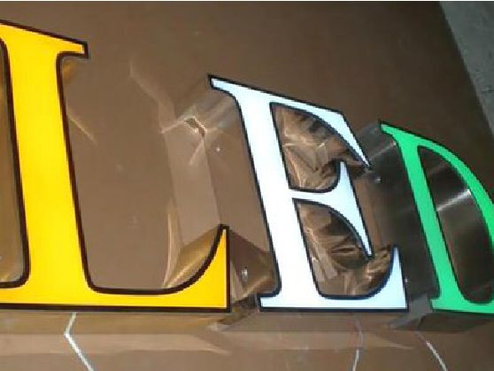 凤凰介绍LED招牌的基础知识。